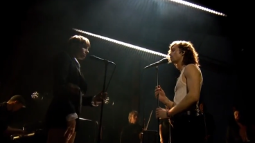 Zien: Mia en Dion zingen aangepaste versie van Burning Daylight