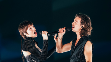 KIJK LIVE: Mia en Dion over 200 meter lange loper in Liverpool