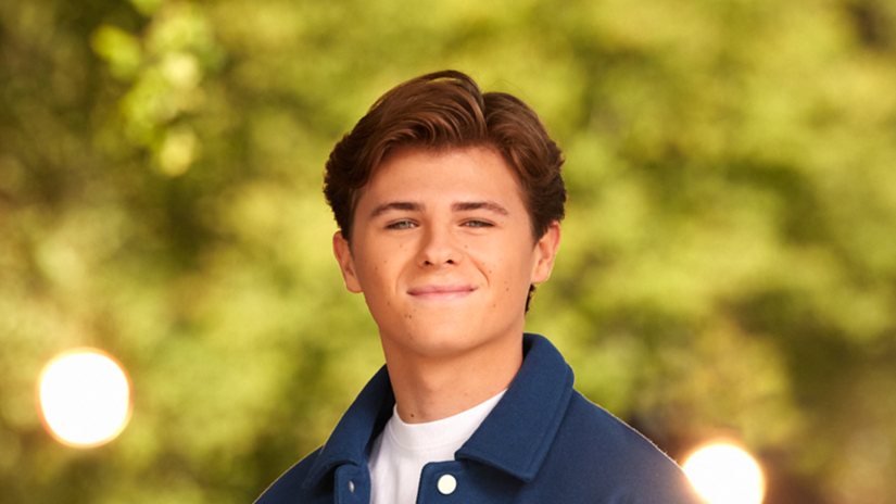Bart Arens en Matheu Hinzen doen commentaar bij Junior Songfestival